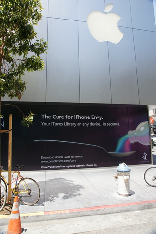 Illustration for article titled Downtown SF Apple Store Gets PWNed, Unintentionally Advertises Competitor's Product